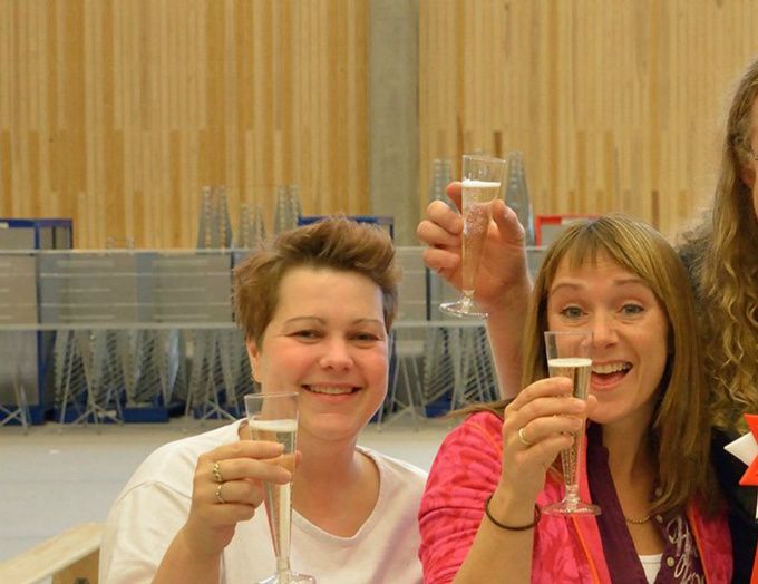 Her feirer Pia, Renate, Jarle og Elin at våre venner i Grensedalen har fått sin første Supreme Champion - nemlig den flotte Gess. Vi gratulerer Elin og Odd.